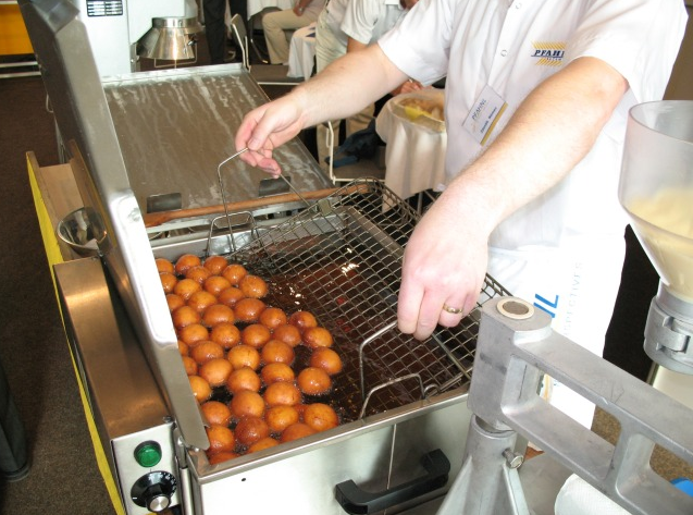 Těsto kyne v nerezové kynárně