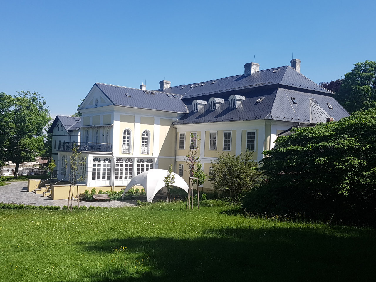 „Nejen obohatit život o léta, ale obohatit léta o život!“ – to je poslání Domova Na zámku